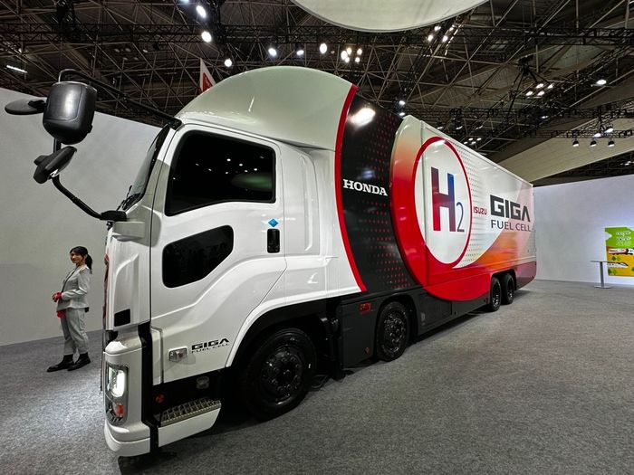 Isuzu Giga Cell yang merupakan truk heavy duty berbahan bakar fuel cell. Dikembangkan bersama Honda sejak 2020