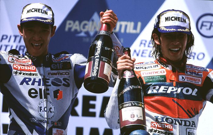 Nubuatsu Aoki dan Takuma Aoki naik podium di GP Imola 1997