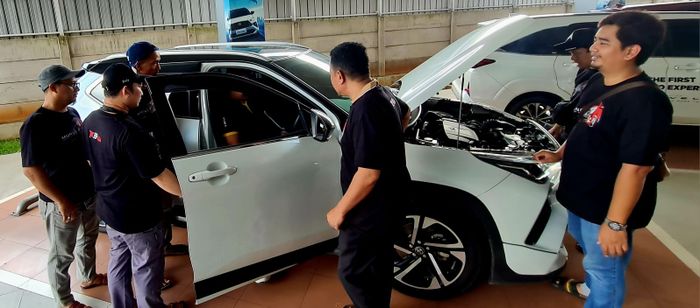 Edukasi tentang teknologi Hybrid oleh AUTO2000 Cikampek ke member KOTACI