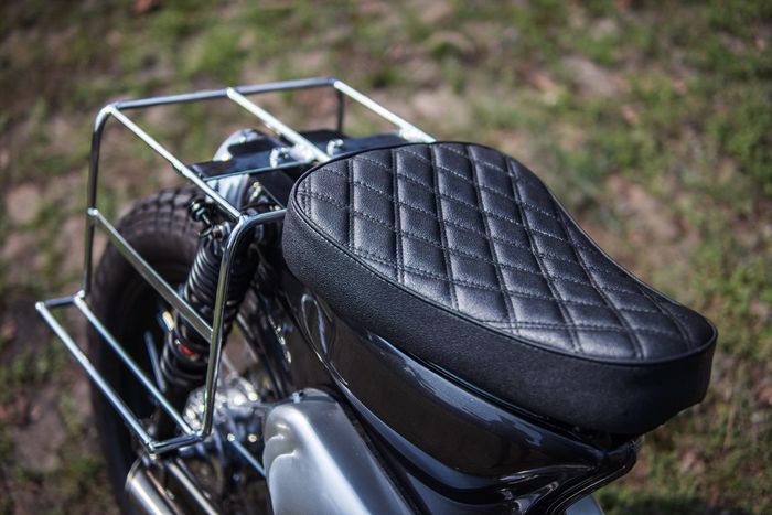 Jok single seat di Cargo Cruiser Cub dengan motif wajik