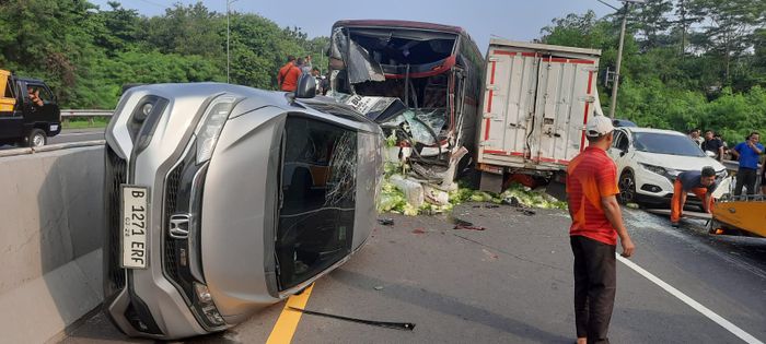 Kecelakaan beruntun di Tol Cipularang libatkan 8 kendaraan 