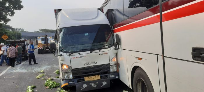 Isuzu NLR kecelakaan di tol Cipularang