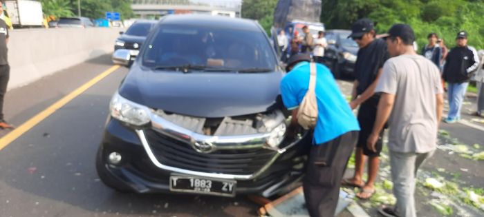 Toyota Avanza alami ringsek pada bagian depan 