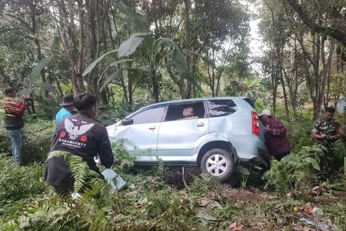 Toyota Avanza muatan 11 orang asal Surabaya terjun ke jurang sedalam 20 meter di jalur Cangar-Pacet, dusun Sendi, desa/kecamatan Pacet, Mojokerto