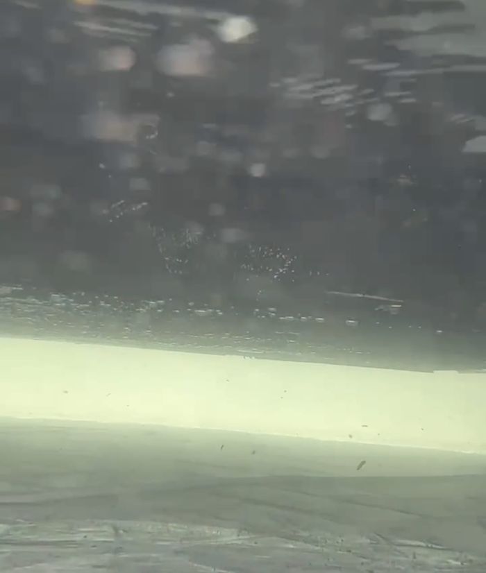 Penampakkan baterai Neta V-II yang terendam air saat dishooting dari dalam air