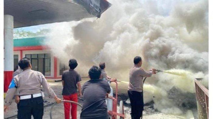 Proses pemadaman api yang membakar Suzuki Carry di dalam SPBU 66.794.03 desa Galing, Sambas, Kalimantan Barat