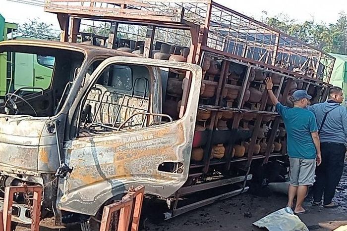 Truk Hino pengangkut ratusan tabung gas  elpiji sisa kerangka usai terbakar habis