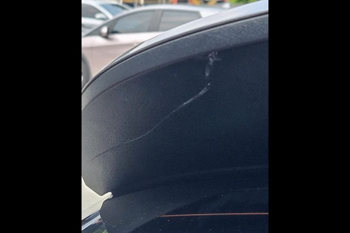 Bagian bodi kasar BYD Dolphin yang ada baret padahal baru dibeli.