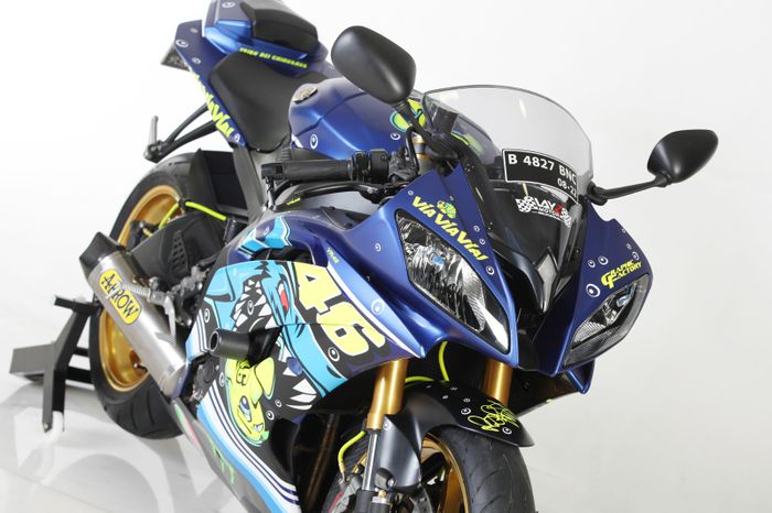 garis desain Yamaha R6 sebelum facelift mirip seperti Yamaha R15 generasi pertama yang mengaspal di Indonesia.