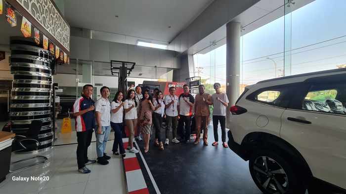 Konsultasi teknis anggota Komunitas Raize Club Indonesia (RIC) bersama mekanik Nasmoco Toyota Siliwangi Semarang