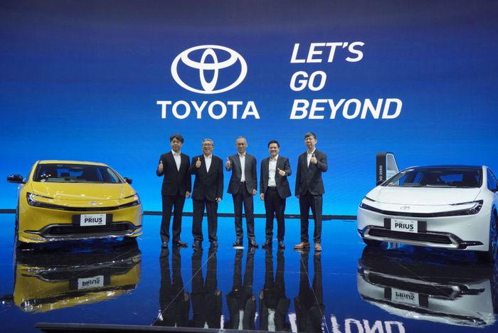 Toyota Prius Hybrid di Booth Toyota GIIAS 2024
