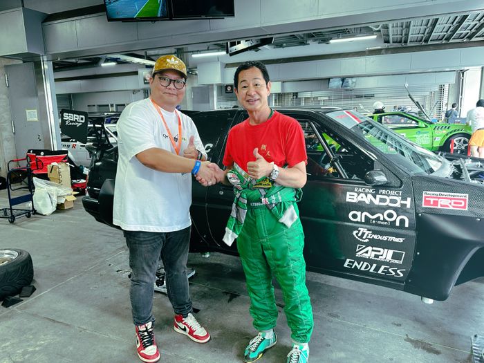 Andre Mulyadi bersama Keiichi Tsuchiya saat berkung ke acara 86/BRZ Style di Fuji Speedway, Jepang