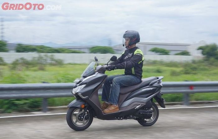 tampilan Suzuki Burgman Street 125EX saat dikendarai, kental dengan nuansa Eropa