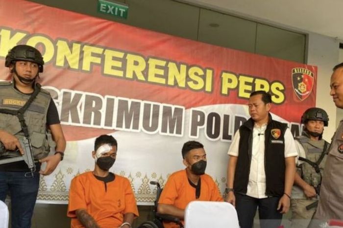 BH dan AK berbaju oranye, tersangka pencurian spesialis pecah kaca mobil yang sudah beraksi di Sumatera Selatan dan Riau