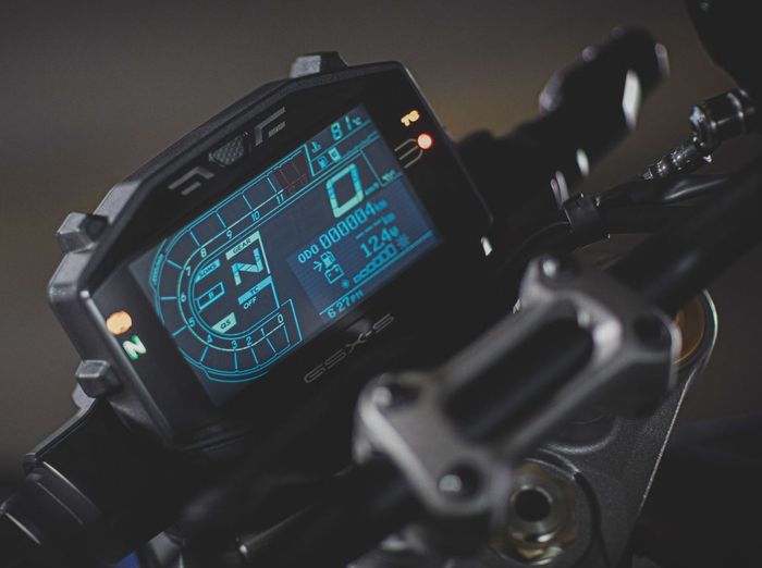 tampilan panel instrumen Suzuki GSX-S1000