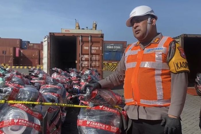 Kapolres Pelabuhan Tanjung Perak, AKBP Wiliam Cornelis Tanasale bersama barang bukti 34 motor bodog yang akan diselundupkan ke Timor Leste