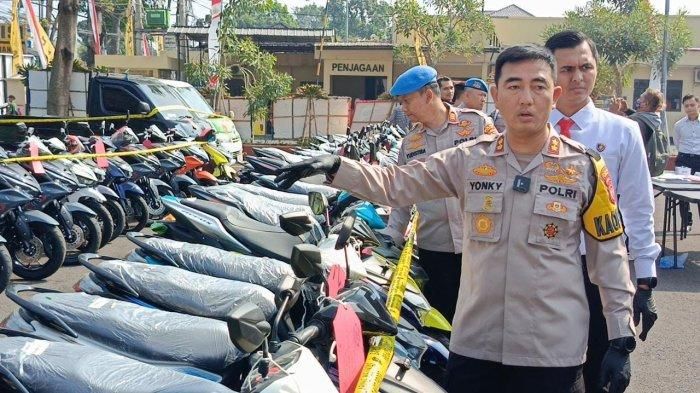 Kapolres Cianjur, AKBP Rohman Yonky Dilatha tunjukan barang bukti puluhan motor matik dan dua pikap yang hendak diselundupkan ke Afrika Selatan