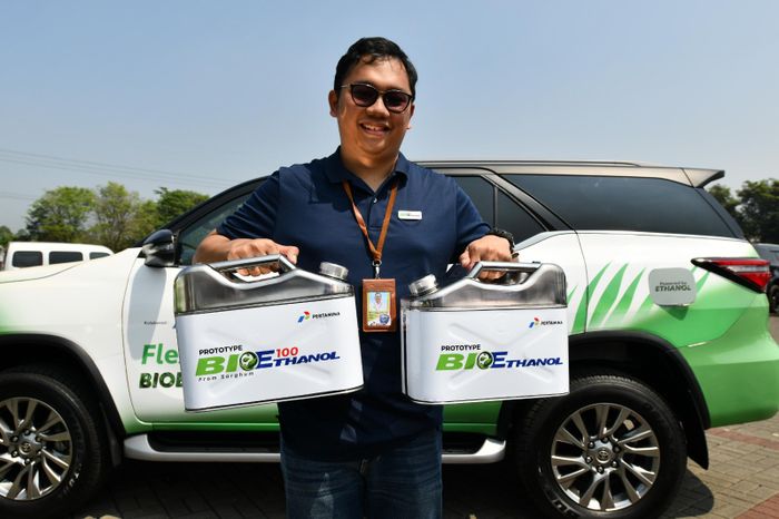 Perwira menununjukkan bahan bakar bioethanol yang terbuat dari sorgum saat acara Pengisian Perdana Bioethanol Sorgum Pertamina &amp; Toyota yang diselenggarakan di ICE BSD, Tangerang pada Rabu (24/7/2024).