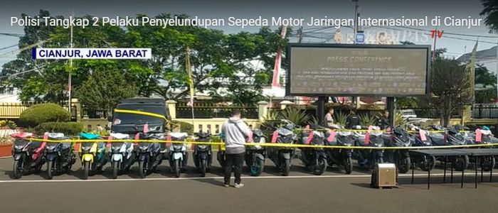 Puluhan motor matik dan dua mobil pikap yang hendak diselundupkan ke Afrika Selatan