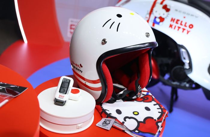 paket pembeliannya termasuk helm dan smart key bertemakan Hello Kitty