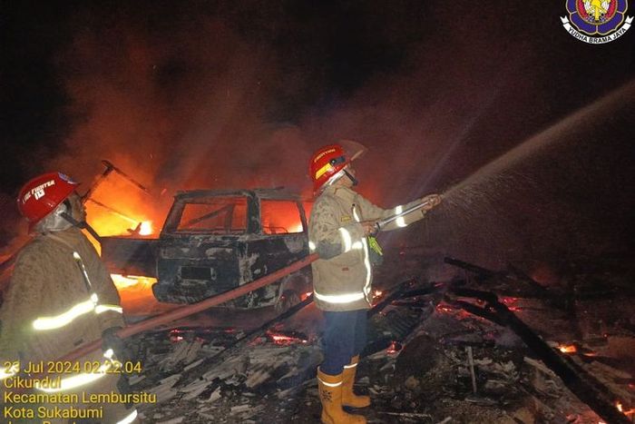 Proses pemadaman api yang membakar dua warung dan dua mobil kampung Joglo, Cikundul, Lembursitu, kota Sukabumi, Jawa Barat