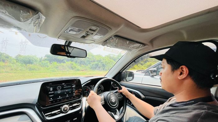 Sensasi mengemudi terasa nyaman dengan berbagai macam fitur menarik