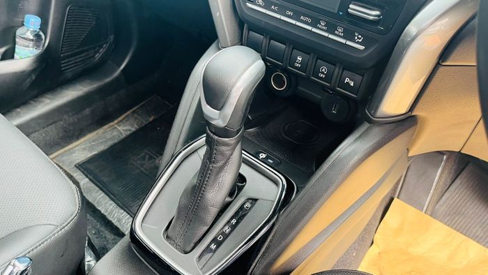 Bagian interior Suzuki Grand Vitara Hybrid