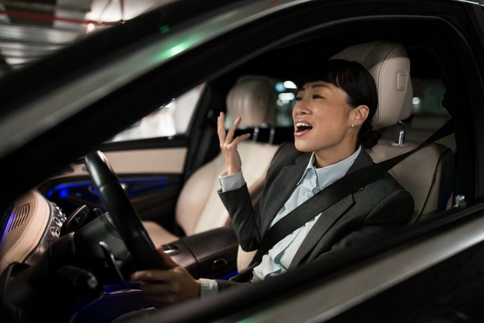 Ada cara yang bisa dilakukan untuk menghindari mobil menghantam lubang di jalan.