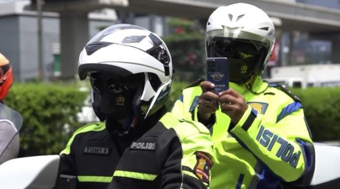 Korlantas Polri menyebar ratusan kamera tilang elektronik di beberapa titik jalan raya di Jakarta terdiri dari kamera ETLE statis dan mobile.