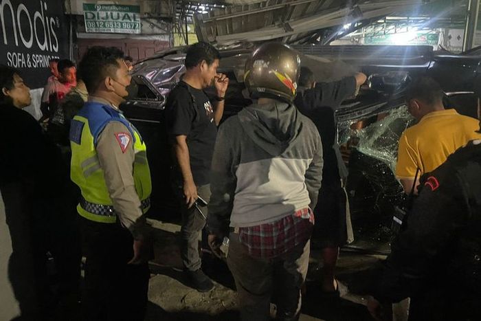 Toyota Fortuner pesca terbang dan terbalik timpa kanopi dan gerobak pedagang bandrek di Medan Sunggal, kota Medan, Sumatera Utara
