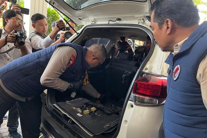 Bunker buatan di bagasi Toyota Rush putih sebagai tempat penyimpanan sabu-sabu oleh anak buah Fredy Pratama