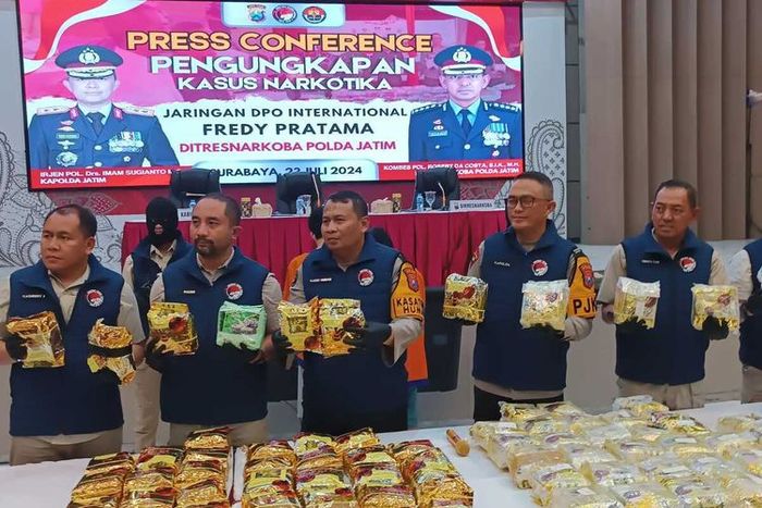 Barang bukti sabu-sabu yang diamankan dari anak buah gembong narkoba internasional Fredy Pratama