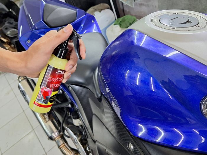 Motofashion Quick Wax tinggak semprot saja pada body motor yang ingin kinclong 