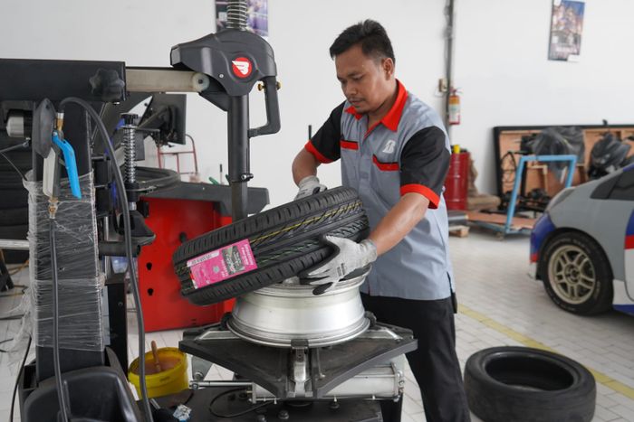 Mekanik Holy Ban Cengkareng sedang mengganti ban milik pelanggan