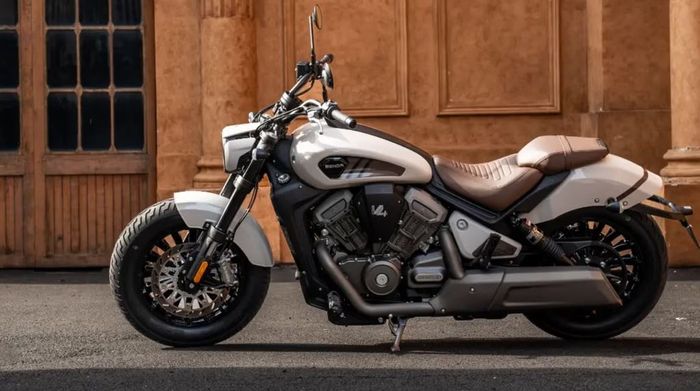 memiliki kesan mewah dari kelir putih yang dikombinasikan dengan jok cokelat