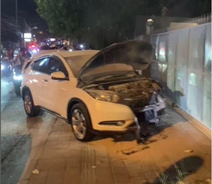 Kondisi Honda HR-V selepas api yang membakar area mesin berhasil dipadamkan