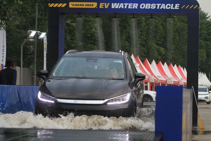 Banyak pengunjung yang antusias melakukan test drive BYD M6 di GIIAS 2024 