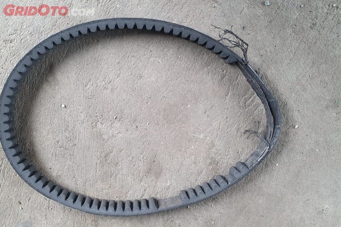 Bukaan pulley CVT motor matic yang telat atau terhambat tentunya membuat v-belt jadi ketarik-tarik.