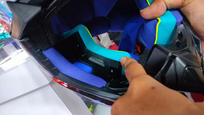 Mudah dilepas, dan punya efek menarik khas magnet ketika dilepas