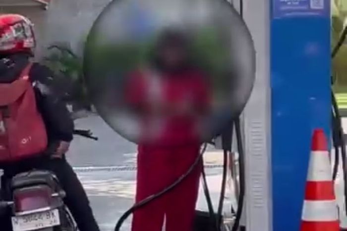 Operator wanita SPBU saat bentak pelanggan karena tidak mau antre saat isi bensin