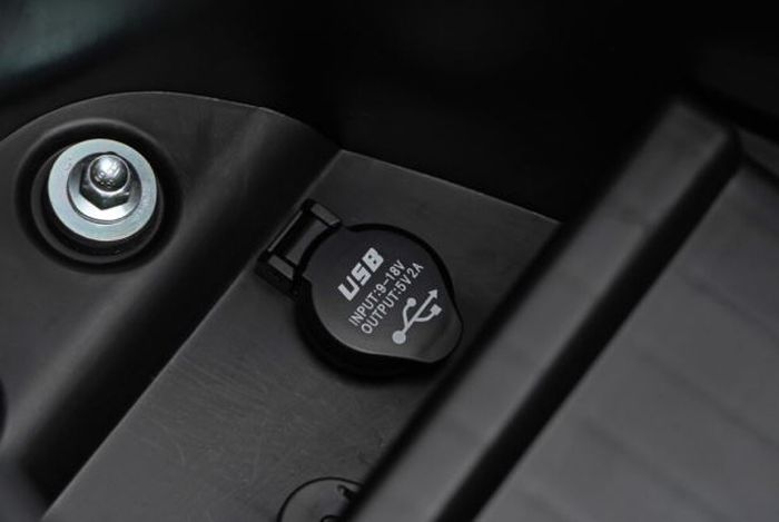 tersedia USB Charger untuk pengisian daya gadget