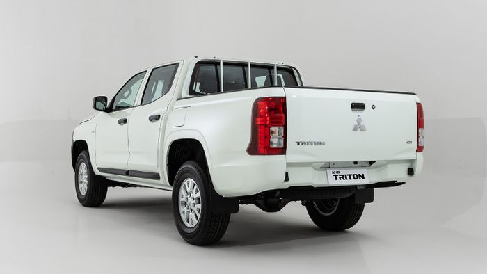 Tampilan Mitsubishi Triton HDX relatif polos tapi tangguh.