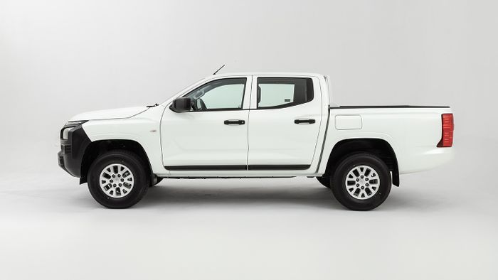 Profil samping Mitsubishi Triton HDX.