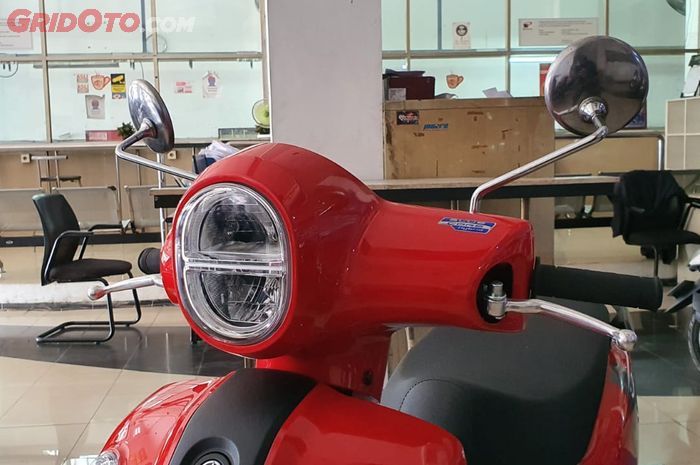 Kalau tetap ingin pakai part original atau bawaan motor bisa pilih spion Yamaha Fino 125 dengan aksen chrome.
