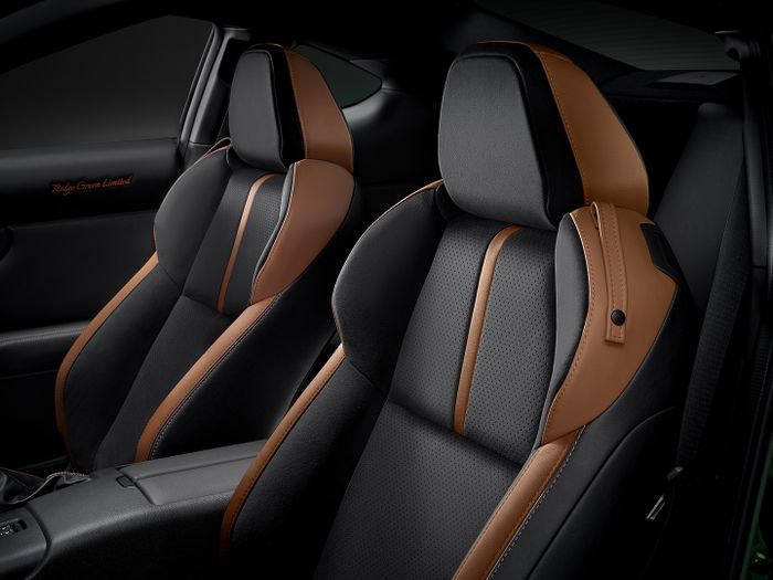 Jok Toyota GR86 Ridge Green dengan balutan hitam dan tan.