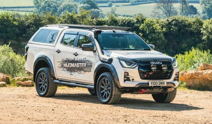 detail tampilan Isuzu D-Max Mudmaster, dilengkapi aksesori tambahan untuk meningkatkan kemampuan off-road