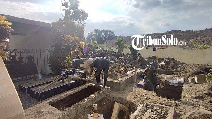 Pembongkaran makam di desa Dompyongan, Klaten, Jawa Tengah yang tergusur proyek tol Solo-Jogja