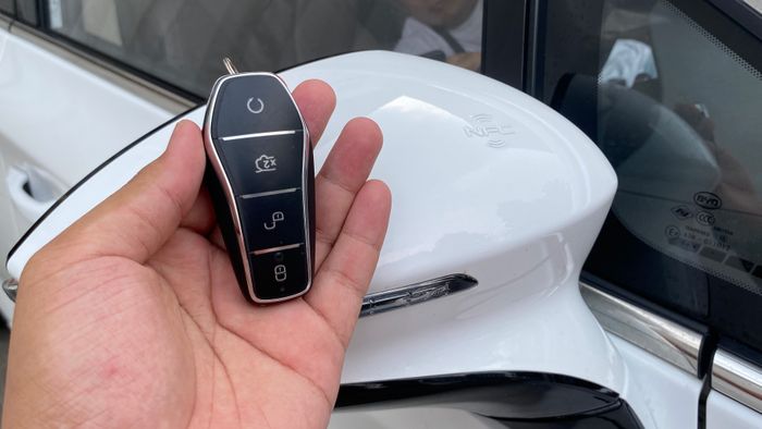 Kunci keyless BYD M6.