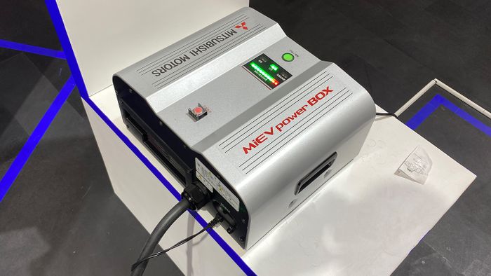 Close-up alat MiEV Power Box yang terhubung dengan Mitsubishi L100 EV.
