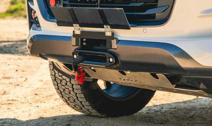 winch terpasang rapi di baik dudukan pelat nomor yang bisa diangkat